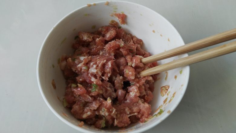 外酥内香的炸藕夹,肉馅顺着一个方向搅,调好的肉馅