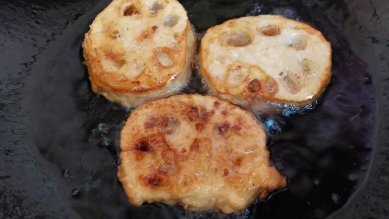 外酥内香的炸藕夹,锅里放油,五成热时,放入裹满面粉糊的藕夹,下锅炸制两面金黄即可