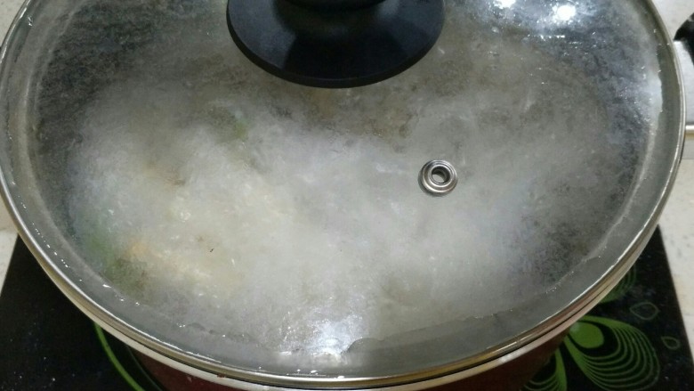 鲫鱼浓汤,大火烧开,煮10分钟。