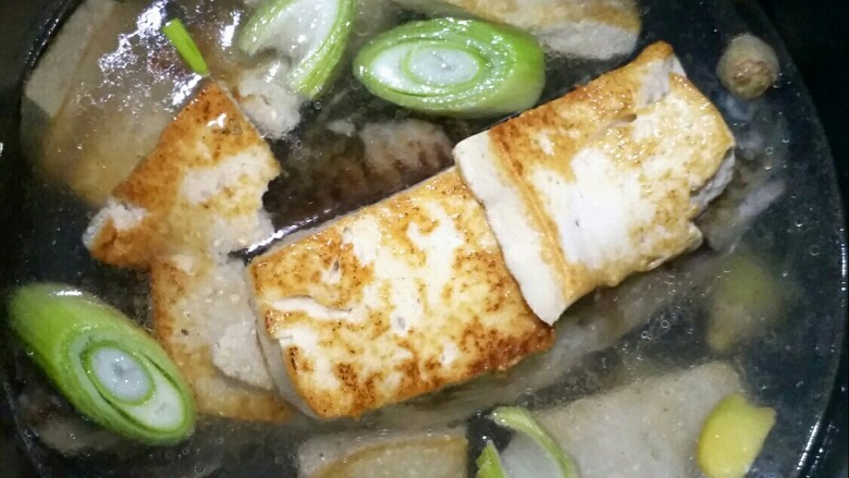 鲫鱼浓汤,加入适量的水,水量没过鱼为好。