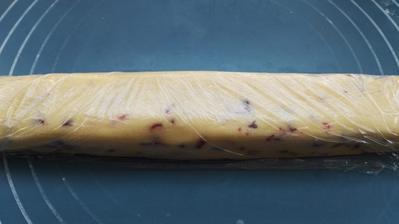 蔓越莓饼干,有模具可以用模具来整形,没有模具借助保鲜膜来整形,整成长条状,放冰箱冷冻1个小时
