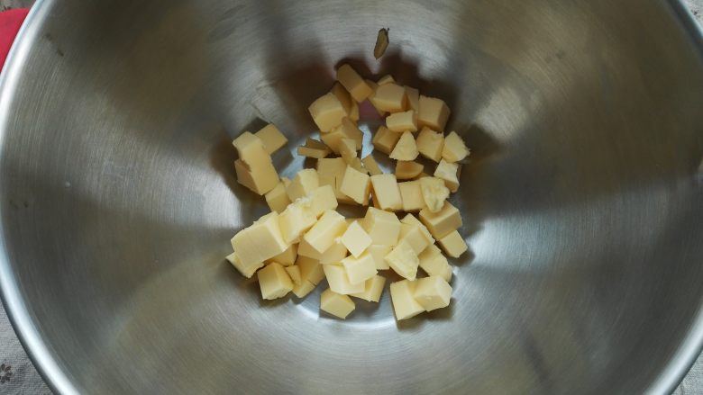 蔓越莓饼干,软化好的黄油切小块,放入打蛋盆中