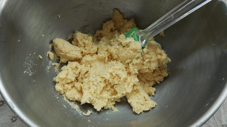 蔓越莓饼干,用刮刀翻拌一下,没有干粉颗粒就可以了