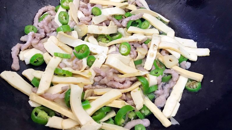 心甘(干)情(芹)愿炒肉丝(豆干芹菜尖椒肉丝),翻炒一分钟左右