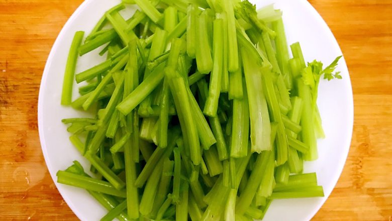 心甘(干)情(芹)愿炒肉丝(豆干芹菜尖椒肉丝),全部切好