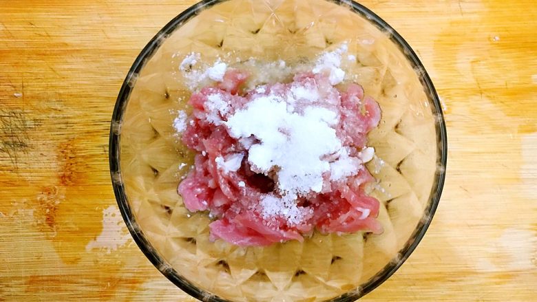 心甘(干)情(芹)愿炒肉丝(豆干芹菜尖椒肉丝),加少许料酒,少许淀粉,一丢丢细盐,一小撮细砂糖