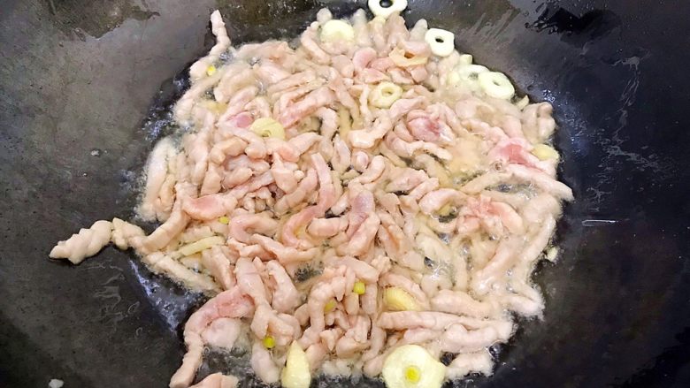 心甘(干)情(芹)愿炒肉丝(豆干芹菜尖椒肉丝),翻炒至肉丝变色