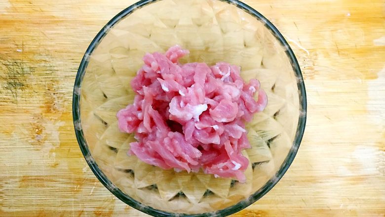 心甘(干)情(芹)愿炒肉丝(豆干芹菜尖椒肉丝),猪肉洗净,切成细丝