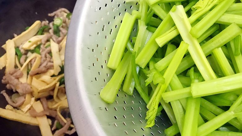 心甘（干）情（芹）愿炒肉丝（豆干芹菜尖椒肉丝）,入芹菜