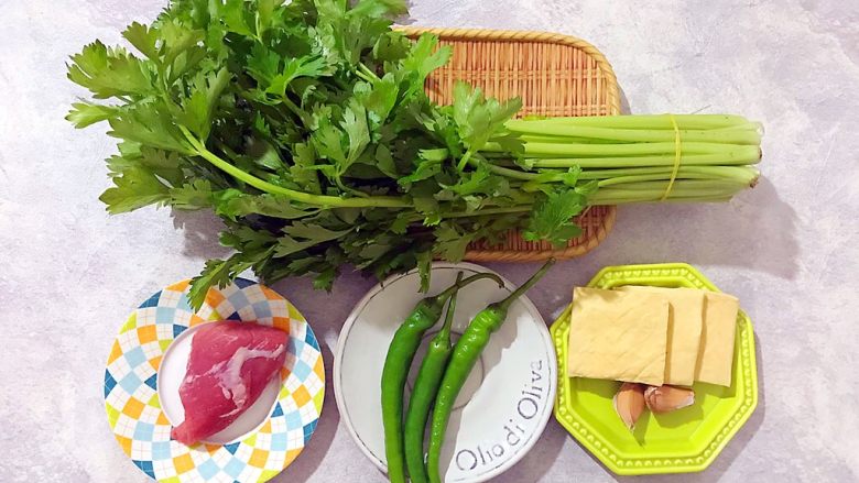 心甘(干)情(芹)愿炒肉丝(豆干芹菜尖椒肉丝),首先我们准备好所有食材