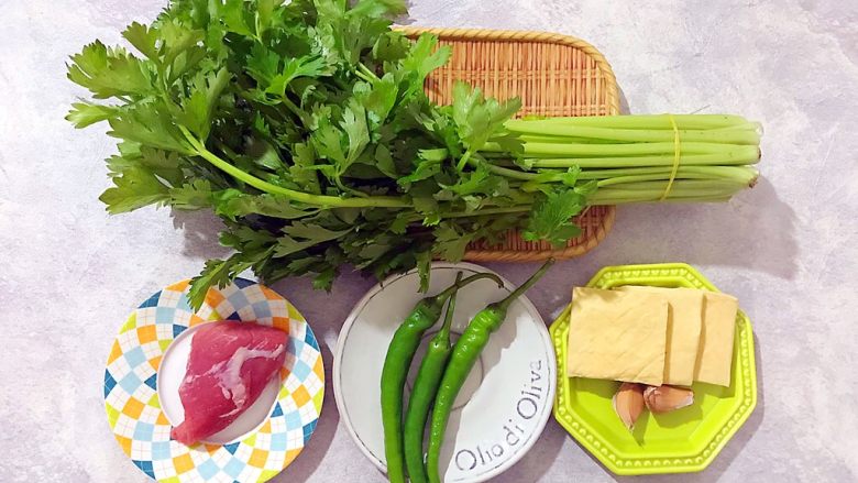 心甘（干）情（芹）愿炒肉丝（豆干芹菜尖椒肉丝）,首先我们准备好所有食材