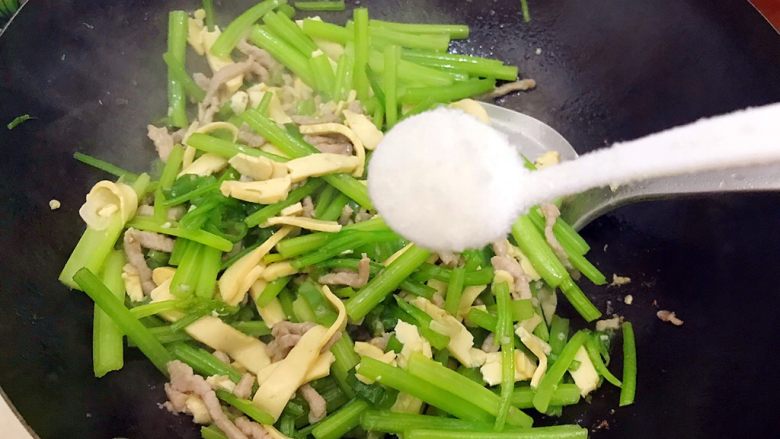 心甘(干)情(芹)愿炒肉丝(豆干芹菜尖椒肉丝),加一丢丢细砂糖,翻炒至汤汁收紧,即可