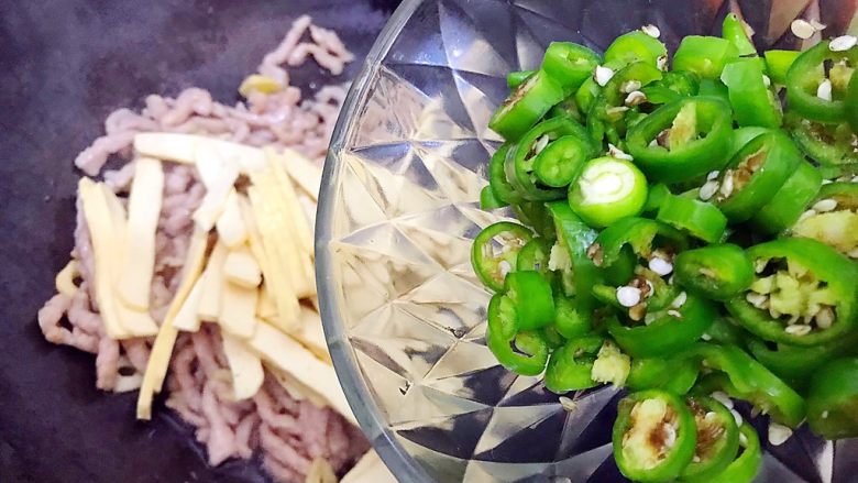 心甘(干)情(芹)愿炒肉丝(豆干芹菜尖椒肉丝),入尖椒