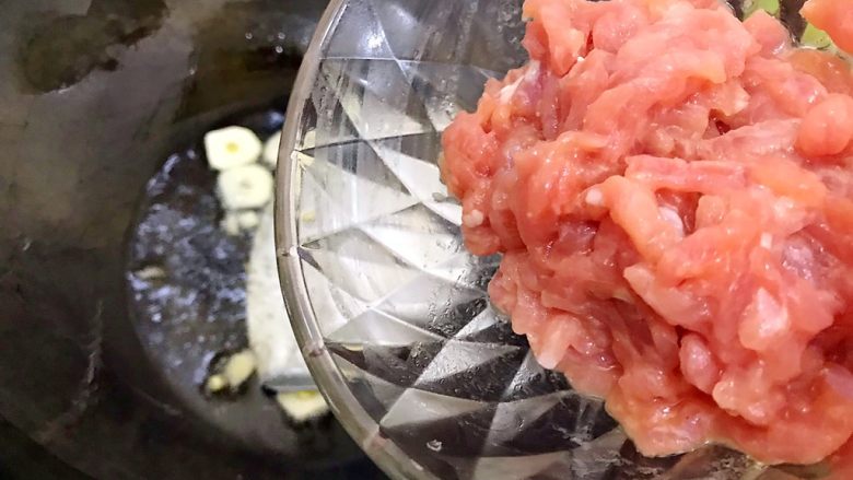 心甘(干)情(芹)愿炒肉丝(豆干芹菜尖椒肉丝),入肉丝