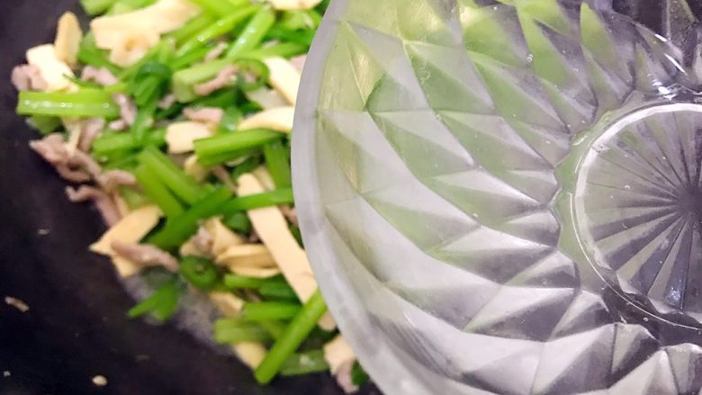 心甘(干)情(芹)愿炒肉丝(豆干芹菜尖椒肉丝),加少许热开水,翻炒一两分钟