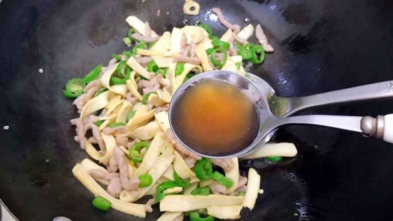 心甘(干)情(芹)愿炒肉丝(豆干芹菜尖椒肉丝),加一勺料酒,翻炒均匀