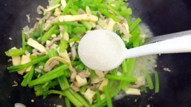 心甘(干)情(芹)愿炒肉丝(豆干芹菜尖椒肉丝),加一小勺细盐
