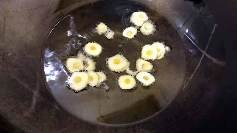 心甘(干)情(芹)愿炒肉丝(豆干芹菜尖椒肉丝),起油锅,热锅凉油,入大蒜,小火煸香