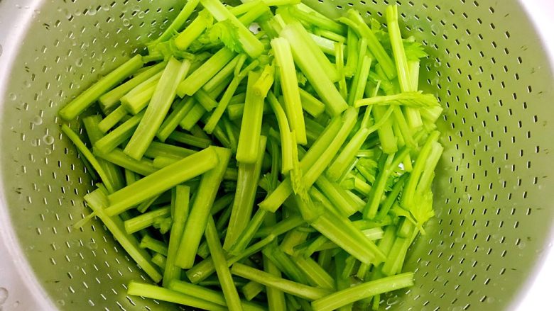 心甘(干)情(芹)愿炒肉丝(豆干芹菜尖椒肉丝),再次清洗干净,沥干水分,备用