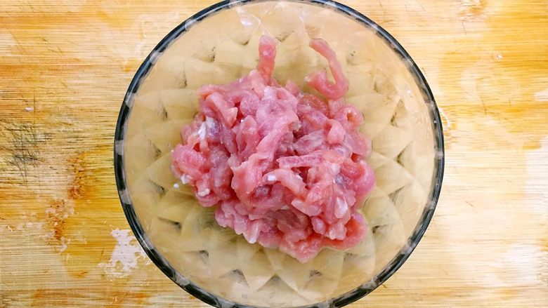 心甘(干)情(芹)愿炒肉丝(豆干芹菜尖椒肉丝),抓均匀,腌制,备用