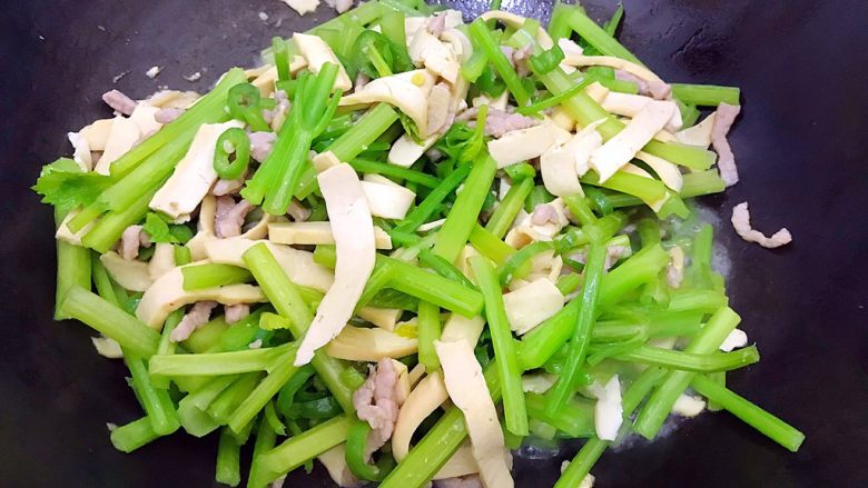心甘(干)情(芹)愿炒肉丝(豆干芹菜尖椒肉丝),翻炒均匀