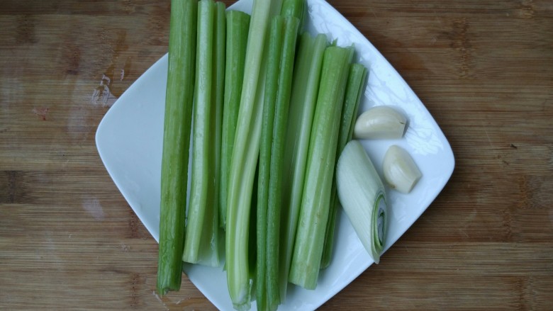 爆炒香芹,准备食材。