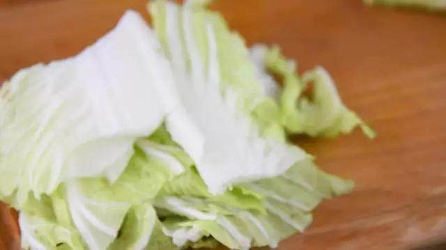 全国小吃街都有它,一条一条吃不停,制作超简单!,白菜洗净后,掰成合适大小备用
