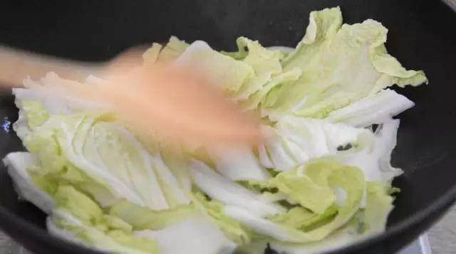 全国小吃街都有它,一条一条吃不停,制作超简单!,热锅冷油,下白菜煸炒,炒软后盛出