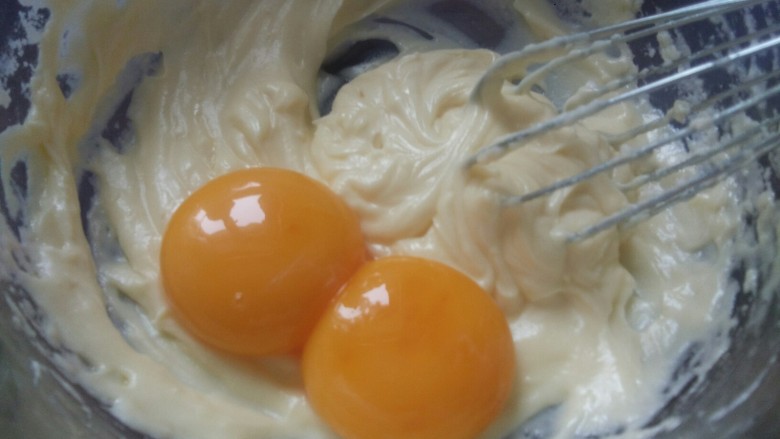 轻乳酪蛋糕,加入两个<a style='color:red;display:inline-block;' href='/shicai/ 9'>鸡蛋</a>的蛋黄,蛋清放在另一个盆里备用