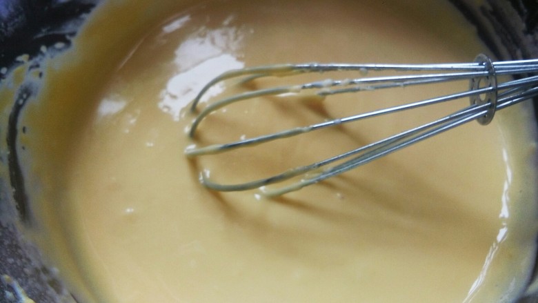 轻乳酪蛋糕,像这个样子,淡黄色可以顺滑滴落就放冰箱冷藏