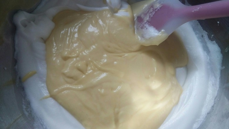 轻乳酪蛋糕,再把芝士糊倒回剩下的蛋白霜里,手法要轻柔不要消泡了,用翻拌的手法