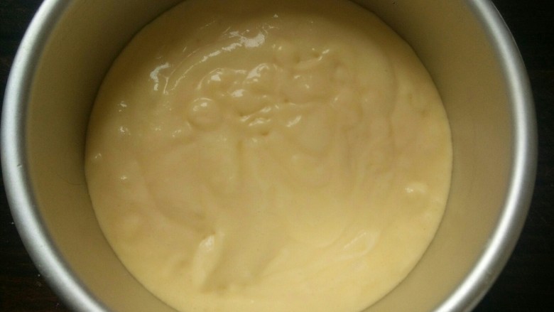 轻乳酪蛋糕,拌匀后把面糊倒入模具,用牙签轻轻戳破表面的大气泡