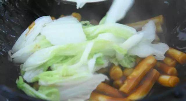 全国小吃街都有它,一条一条吃不停,制作超简单!,然后加入白菜翻炒几下
