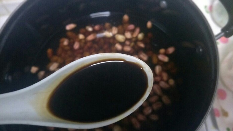 卤花生,两勺<a style='color:red;display:inline-block;' href='/shicai/ 788'>生抽</a>,少许盐(根据花生量调整用量)