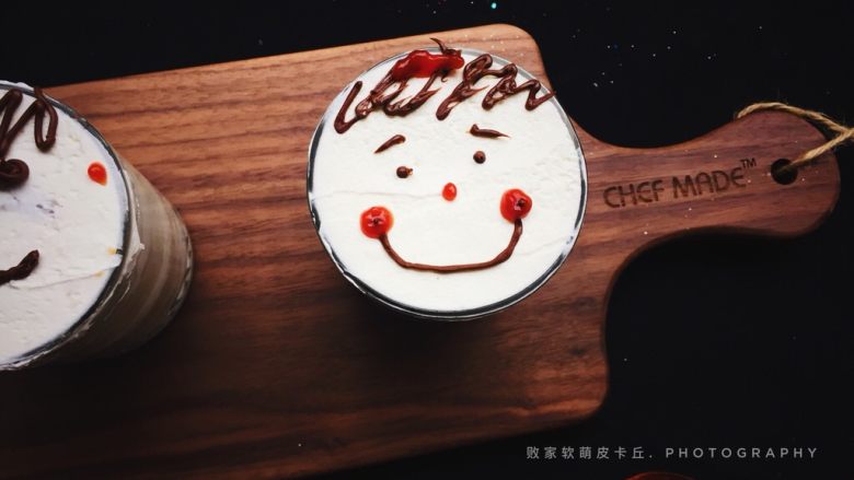 快手甜点奶油木糠杯,用裱花袋融化<a style='color:red;display:inline-block;' href='/shicai/ 874'>巧克力</a>画图即可