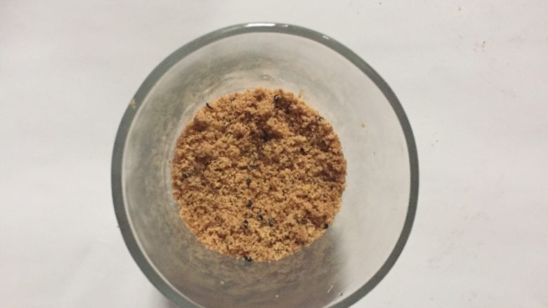 快手甜点奶油木糠杯,撒上一层饼干粉