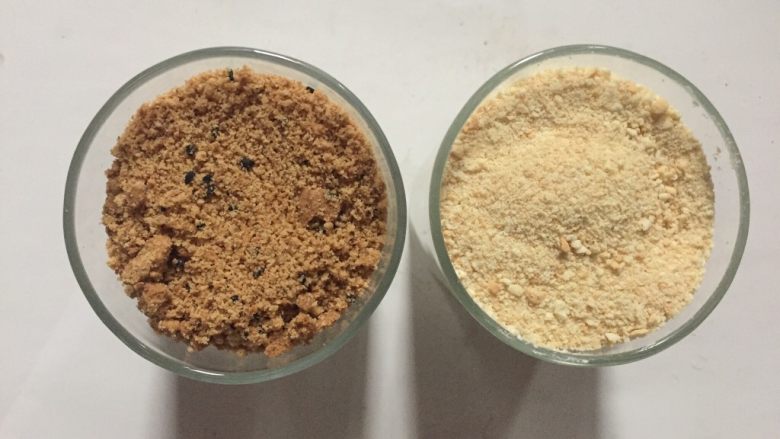 快手甜点奶油木糠杯,继续挤出一圈奶油后撒上一层饼干直至封顶