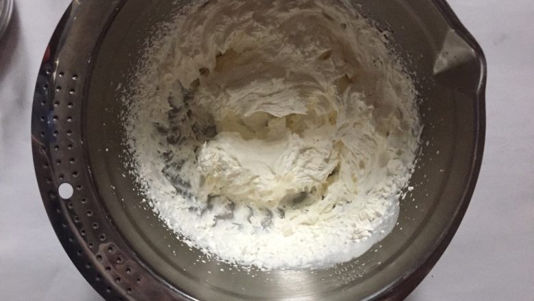 快手甜点奶油木糠杯,打蛋器打发至九成凝固状态