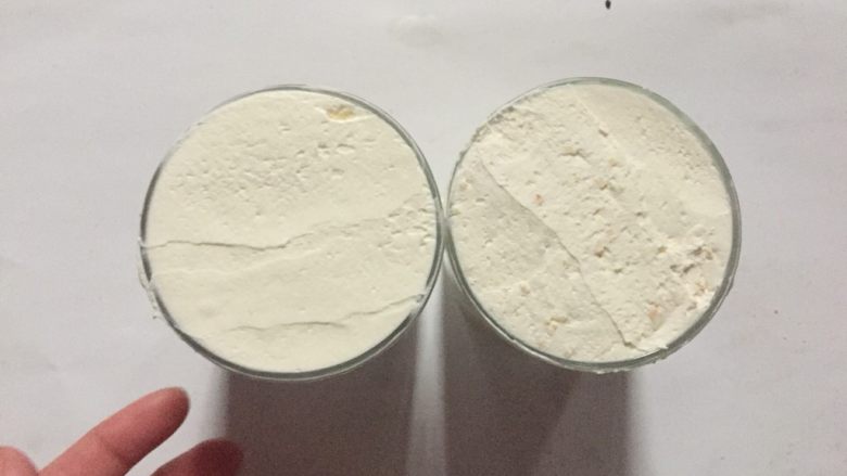 快手甜点奶油木糠杯,最上层把奶油刮平