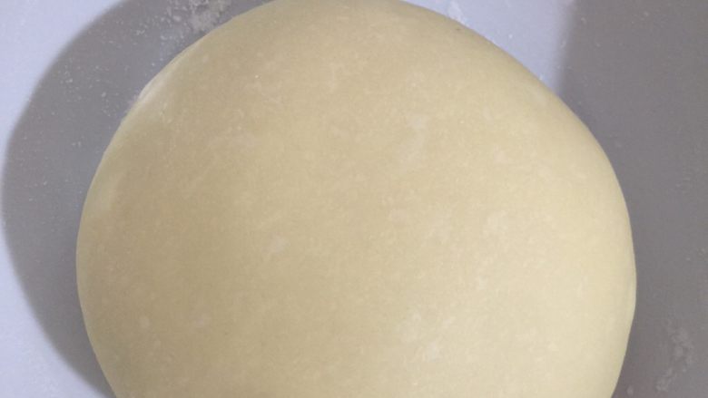 香软芝麻蜜豆包,取出面团稍微整理成表面光滑的面团,盖上保鲜膜开始进行一发,温度27-28,时间看状态