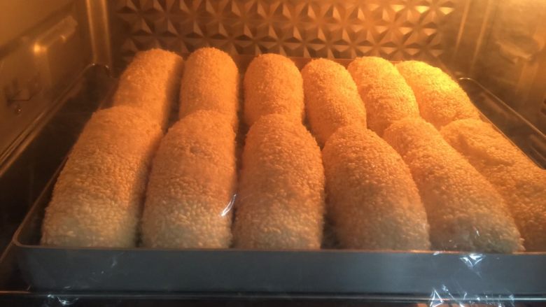香软芝麻蜜豆包,是不是一群大胖子……满屋子芝麻香味,上火180下火170烤20分钟,注意盖锡纸