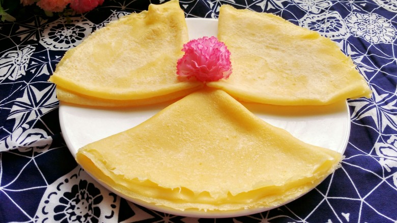 牛奶鸡蛋玉米饼,依次做好剩下的饼,铺桌布,可以美美的享用啦!