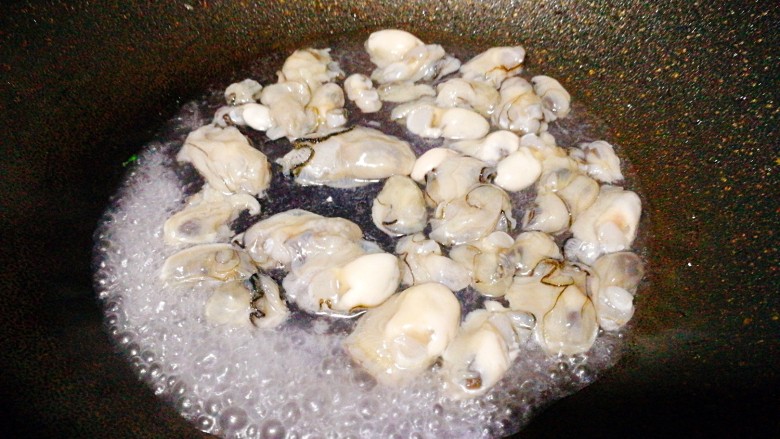挑战厨房+荤素+海蛎抱蛋,锅里放少量水,将海蛎煮断生后取出海蛎,海蛎汤倒碗里,备用