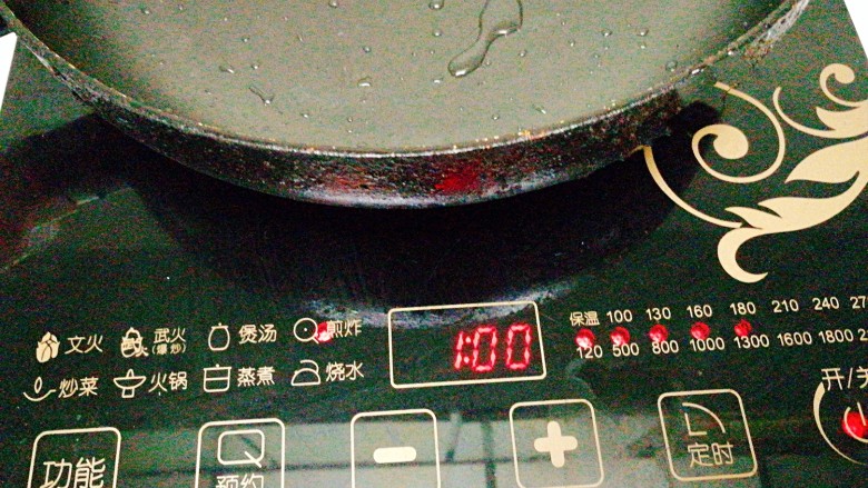 挑战厨房+荤素+海蛎抱蛋,取一口平底锅 ,起油锅