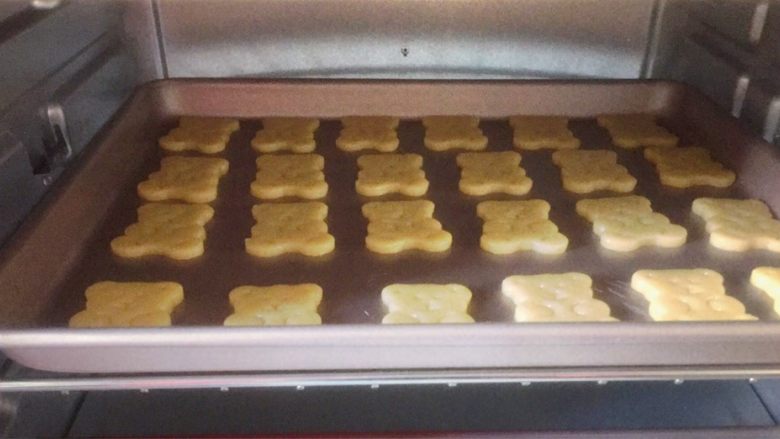 小熊饼干,将烤盘放入预热好的烤箱中层,上下火170度,烤18分钟,出炉晾凉即可。
