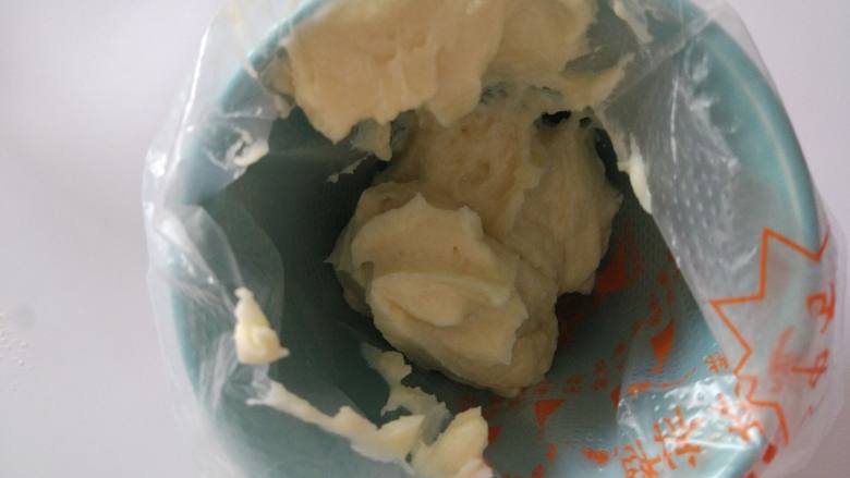 “蚊香”小餐包,放入裱花袋,放冰箱冷藏