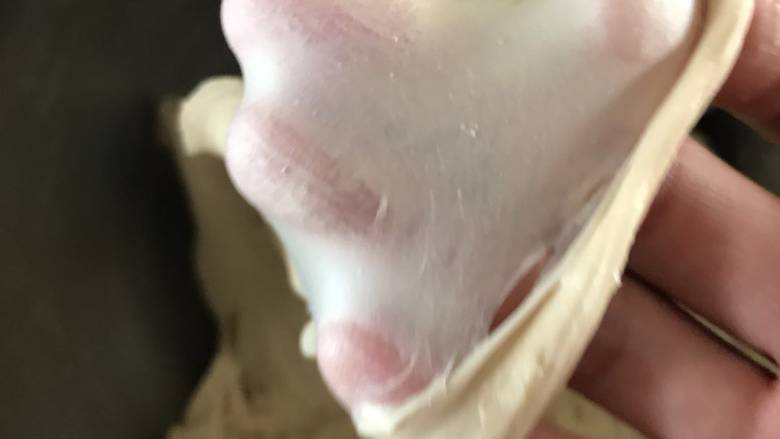红糖杏仁豆沙餐包,这个就是完全揉好的状态 薄而且有韧性的手套膜