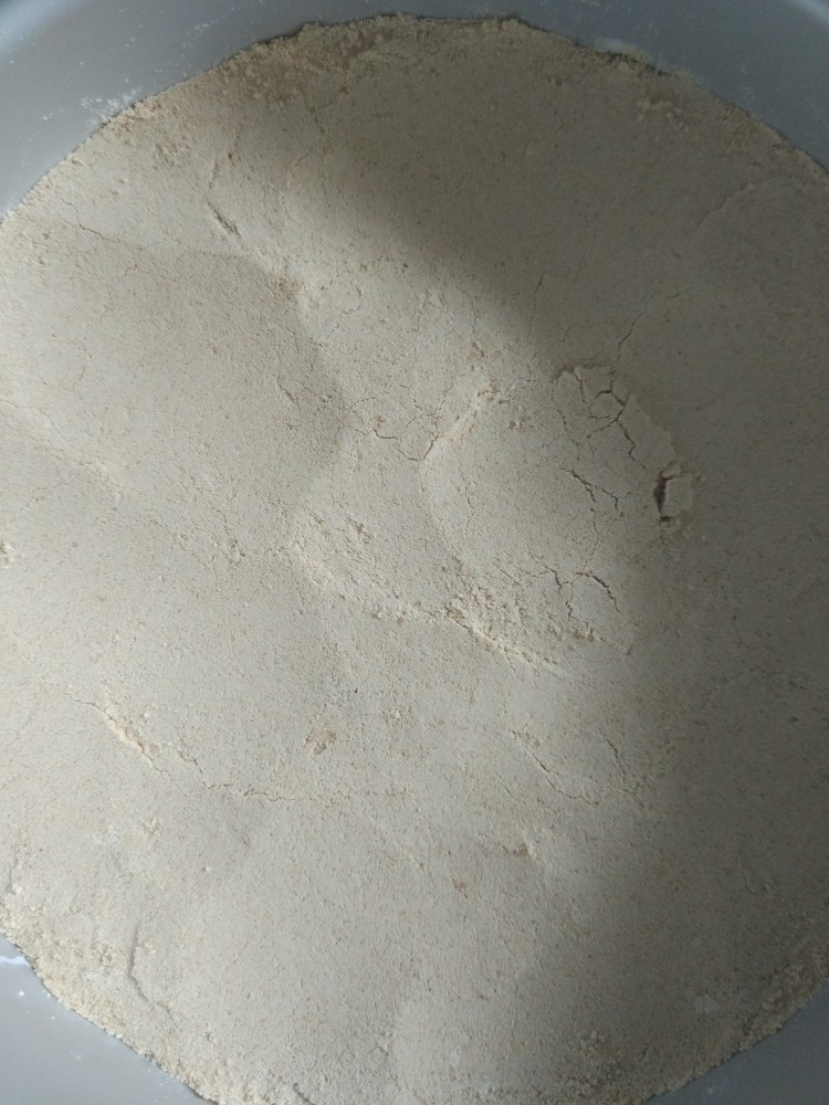 8寸木糠蛋糕,再铺一层160克的饼干粉,压实