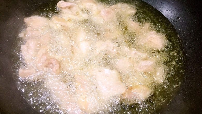锅包肉,油温八成热时,将肉片放入锅中复炸