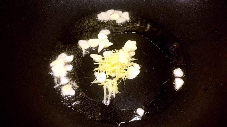 锅包肉,重起油锅,把姜蒜炒香(炒姜蒜时火候不能大,容易焦,焦了就会发黑)